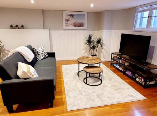 Charming Basement Studio Bathroom Full Kitchen in Toronto