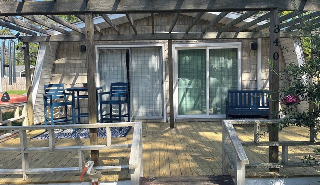 Charming Beach Bungalow in the Heart of it All - Lottie's Place