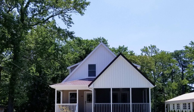 Charming Chincoteague getaway, short walk to the fair grounds and pony penning!