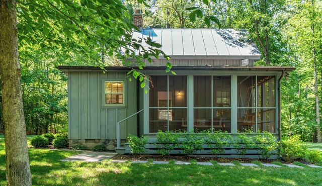 Charming, cozy cottage nestled in the wood. Charlottesville, Virginia