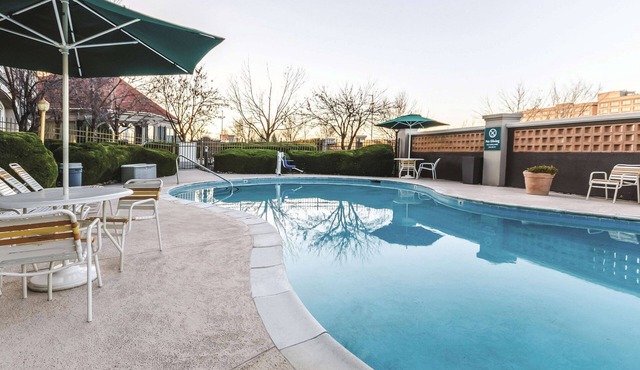 Charming Double Room at La Quinta Inns, Outdoor Pool, Near Wineries - 2 Units