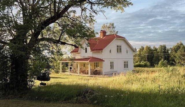 Charming lakeside cabin in the heart of Sweden