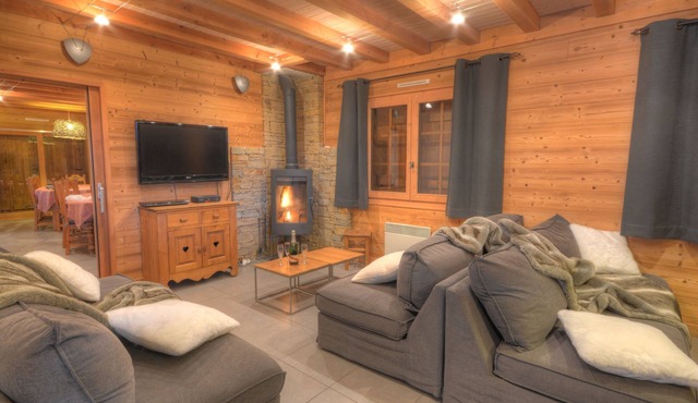 Charming quiet chalet, sleeps 15, 8 bedrooms 8 bathrooms, sauna, walk to gondola