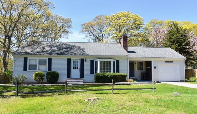 Charming three bedroom home, only 2 miles to Jackknife Beach in Chatham
