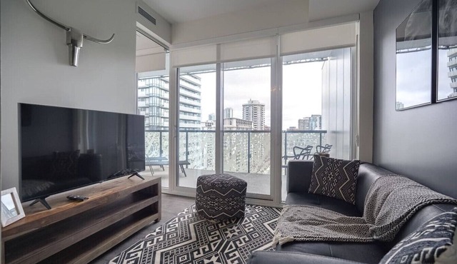 Chic 2BR Oasis with Skyline Views near Berczy Park