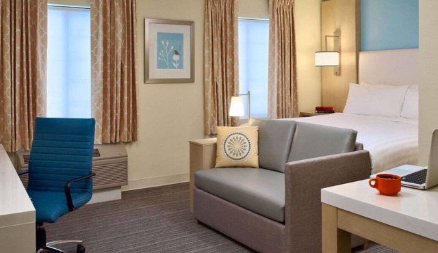 Comfortable Accommodation w/ Free Bfast & Parking, Kitchen, Outdoor Pool! in Burlington