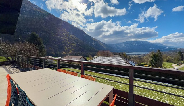 Comfortable Chalet - View of Lake Aiguebelette