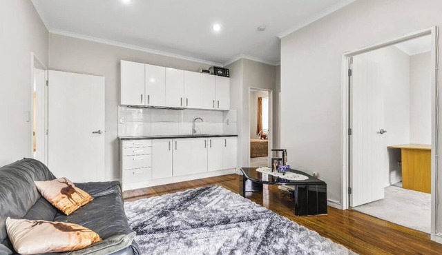Comfortable, clean Granny Flat. Easy access to shops and bus routes