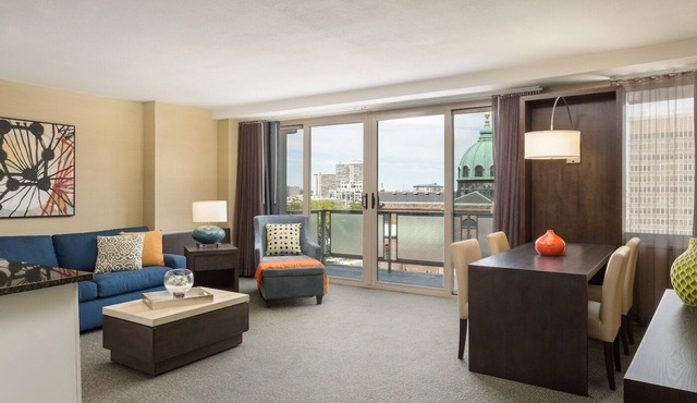 Comfortable Suite Near Liberty Bell, Pets Stay Free, with Swimming Pool