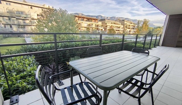 Comfortable T3 just a stone’s throw from the lake!