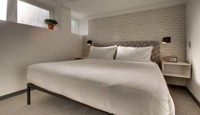 Compact & Contemporary Stay Ideal for Business Travelers – Work & Relax