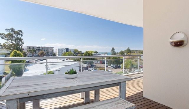 Cote D'Azure, 13 61 Donald Street - Lovely unit air con, Wi-Fi, secure parking, complex lift and pool