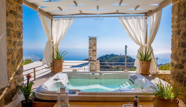 Country house with 4 bedrooms, Jacuzzi and infintive views to the Med sea