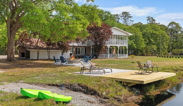 Courtside Pond Getaway ! Pickleball ~ HotTub ~ Firepit ~ Fish Pond ~ Sleeps 16!