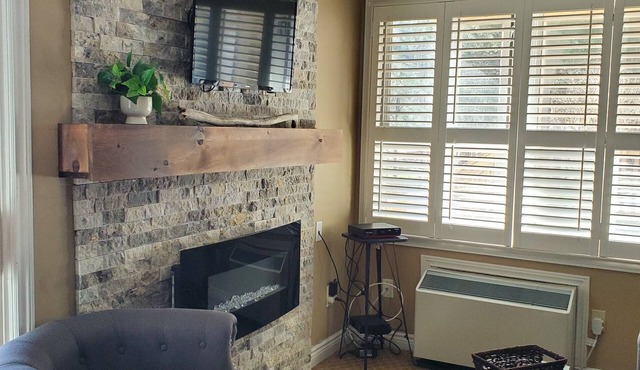 Cozy Hillside Studio Condo in Blue Mountain w/Full Kitchen, Parking Included