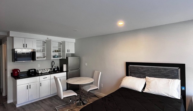 Cozy Studio in charming Hartford with fitness room and AC, Free Parking