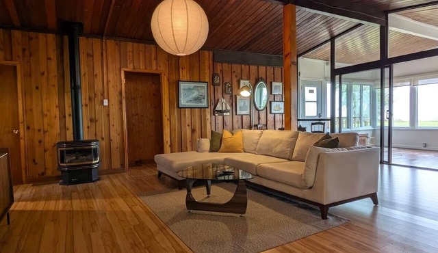 Cozy Waterfront Cottage – Fishing, Firepit, Wineries, Birdwatching & Views