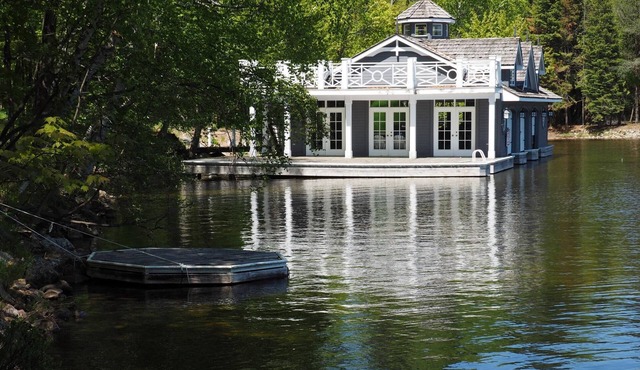 Custom Built 5 brdm, 4 bath on Lake of Bays! Sandy Beach! Boathouse! SW Exposure
