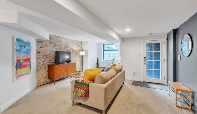 Cute and Charming 1BR in Fantastic Location by RedAwning