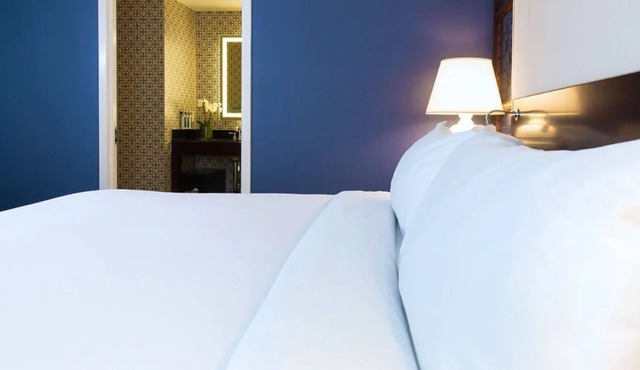 DC Accessible King – ADA Tub & Luxe Stay