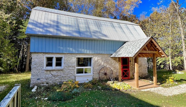 Discover our charming 1920s barn conversion, in the heart of the Bruce Peninsula