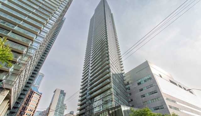 Downtown Core Bay St Luxury Condo w/High Floor| Ideal for Monthly Rentals