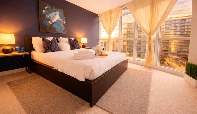 Elegant 2BR Downtown Toronto Retreat Near Top Attractions
