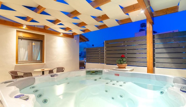 Eleni Luxury Maisonette with Jacuzzi