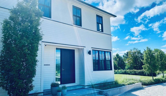 Enjoy a bespoke modern farmhouse with Bruce Trail hiking 2 min from Devils Glen!