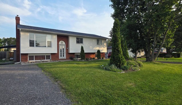 Escape to Serenity – Spacious 2-Bedroom Upper Unit