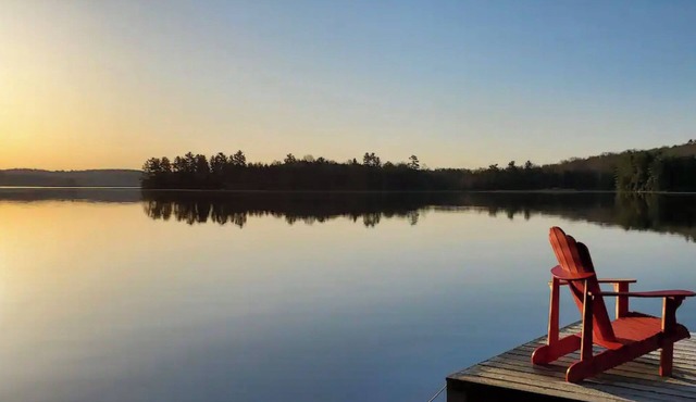 Executive Lake Front Cottage with Hot tub