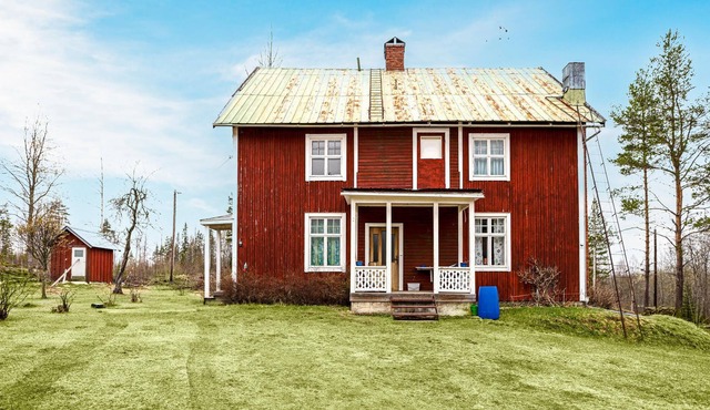 Experience a vacation close to nature, in this classic Swedish cottage with lake view.