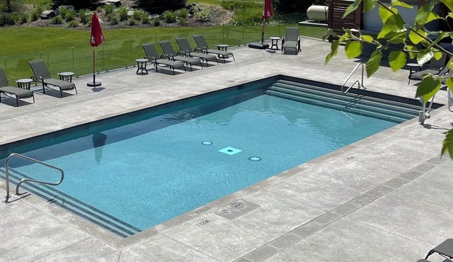 Experience Luxury at our Stunning 3-Bedroom Golf /pool Resort!