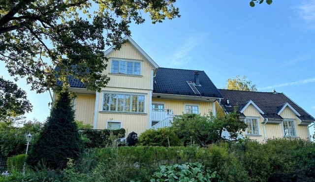 Fantastic accommodation close to nature and the sea with room for the big family.