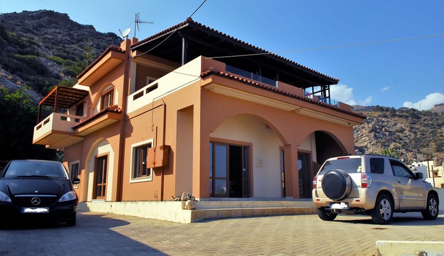 First floor house next to the sea with mountain and sea view