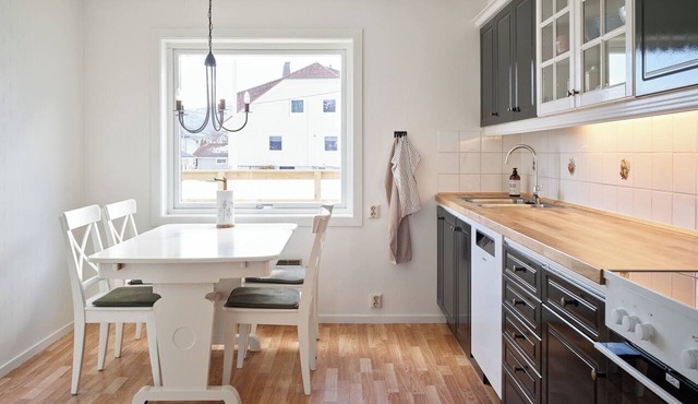 Fjord Panorama - Spacious 5-bedroom house in charming Stranda