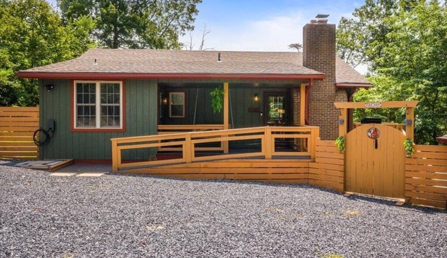 Fox & Hound Getaway: Sauna, Hot Tub, Dogs, Game Night!