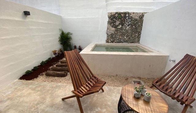 Habitación con 2 camas matrimoniales y alberca privada en el centro de Mérida.