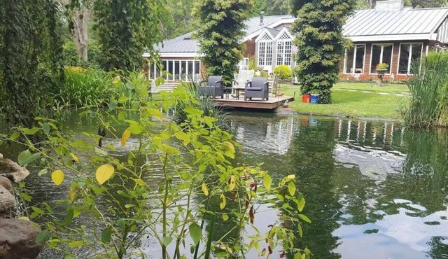 Hamptons Studio with private entrance, bathroom, BBQ & patio in gated estate.