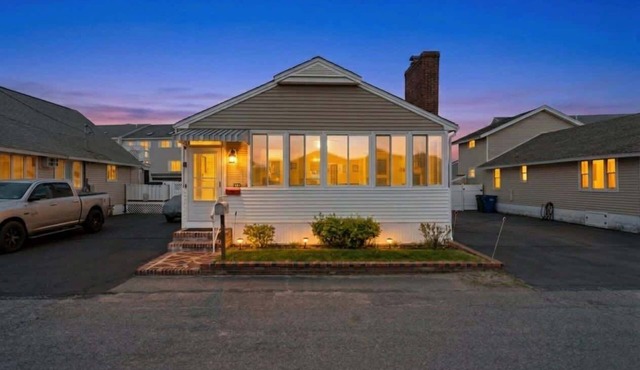 Harris Ave Hideaway | Harbor Deck | Walk to Beach