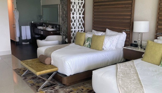 HIGH END Cancún Resort! 5 star !3-bedroom with Roof top deck with Jacuzzi!