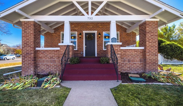 Historic Brick Home Sleeps 11 2 blocks from downtown Hot Tub!