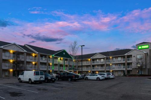 HomeTowne Studios by Red Roof Denver - Airport/Aurora