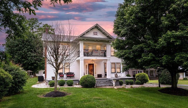 Hot tub, firepit, grill & game room—patio fun!