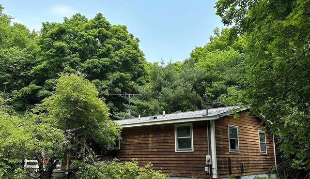 Hudson Valley private 70's-style cabin on five acres, five minutes to town!