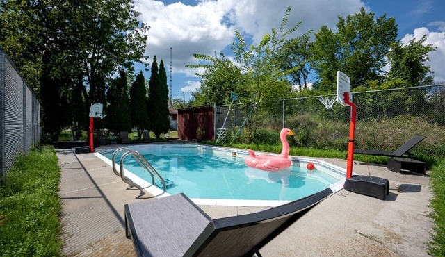 Incredible Multi-Unit Retreat for Large Groups with Amazing Resort-Style Amenities near Gravenhurst, Ontario in Gravenhurst