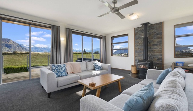 Infinity Views - Modern Wanaka Holiday Home