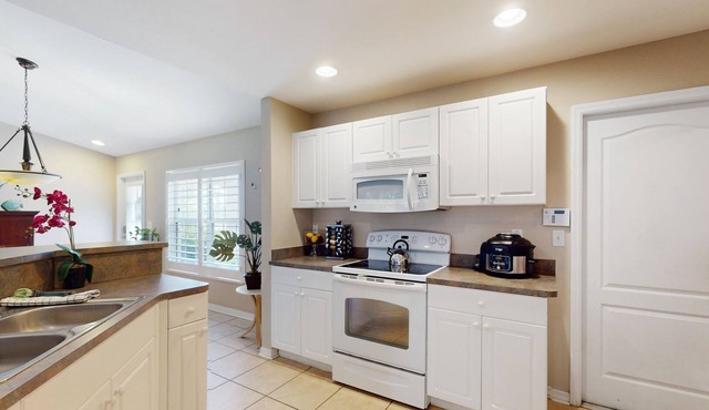 Inviting home with screened patio, central AC, full kitchen, & W/D