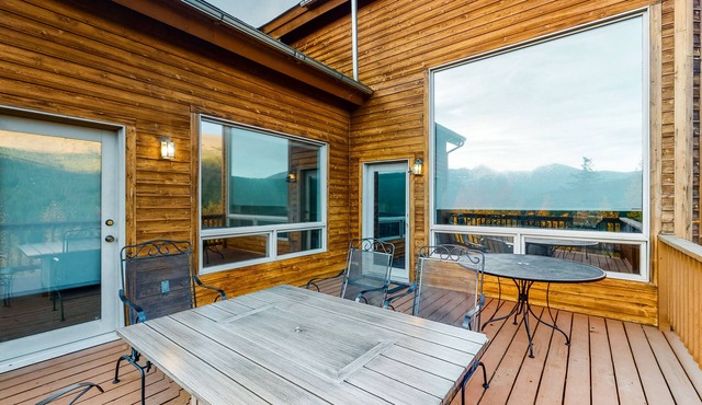 Inviting mountain getaway w/ scenic deck, private hot tub, pool table & foosball