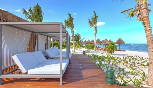 La Amada · Pools, Jacuzzis & Beach Club Access